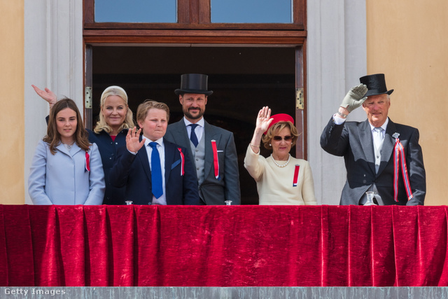 A királyi család 2019-ben, balról jobbra: Ingrid Alexandra hercegnő, Mette-Marit koronahercegnő, Sverre Magnus herceg, Haakon királyi herceg, Sonja királyné és V. Harald király