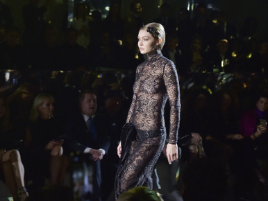 Gigi Hadid kvázi toplessben kifutózott