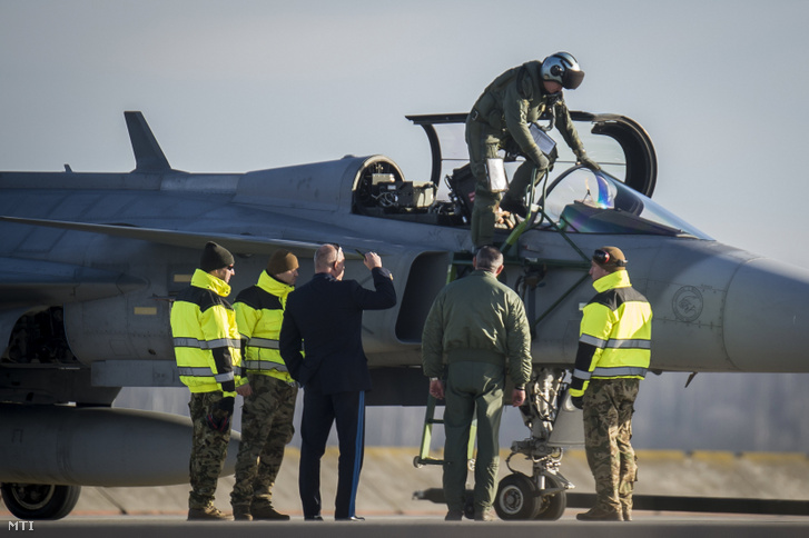 A megújult kecskeméti légi bázisra Pápáról visszaérkező Gripen vadászrepülőgép 2019. december 17-én