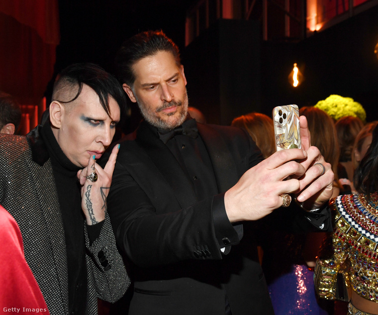 Marilyn Manson, aki idén januárban töltötte be ötvenegyedik életévét, Joe Manganiello színésszel kemény itt