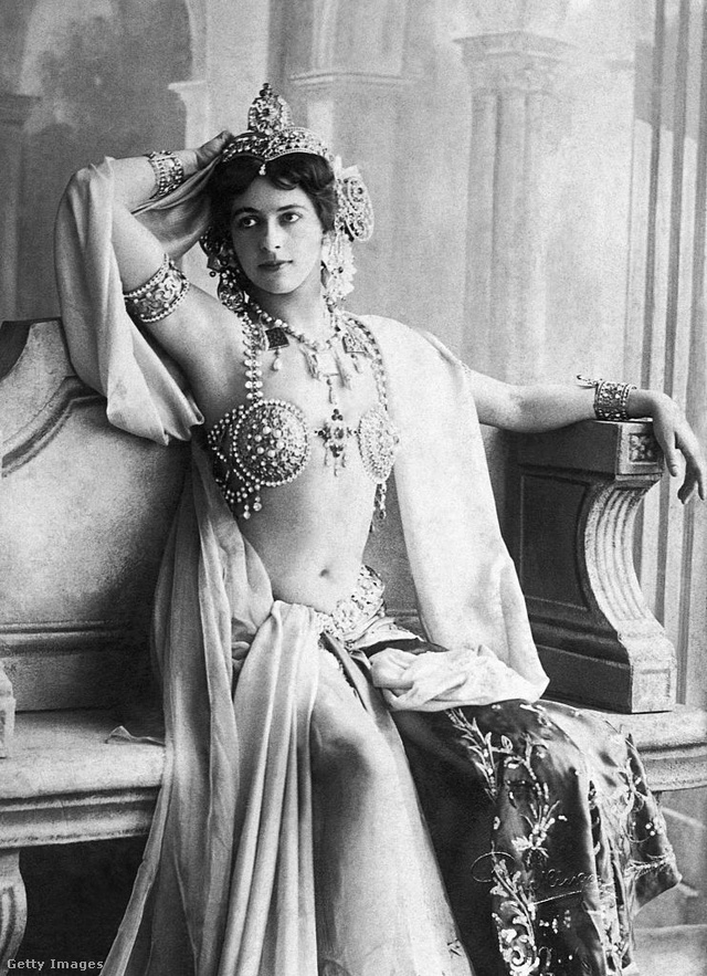 Mata Hari fellépőruhájában