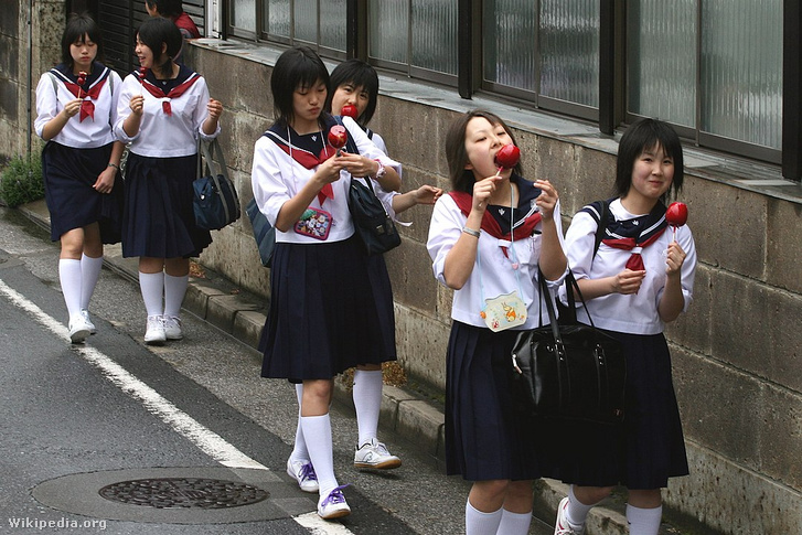 Japán iskolás lányok