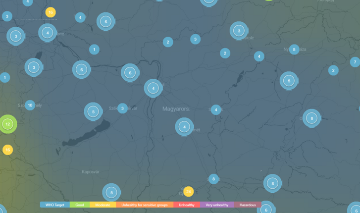 Magyarország PM2.5-szennyezettségének aktuális értékei. A kék körök azt jelzik, hogy jelenleg nem magas a szennyezés