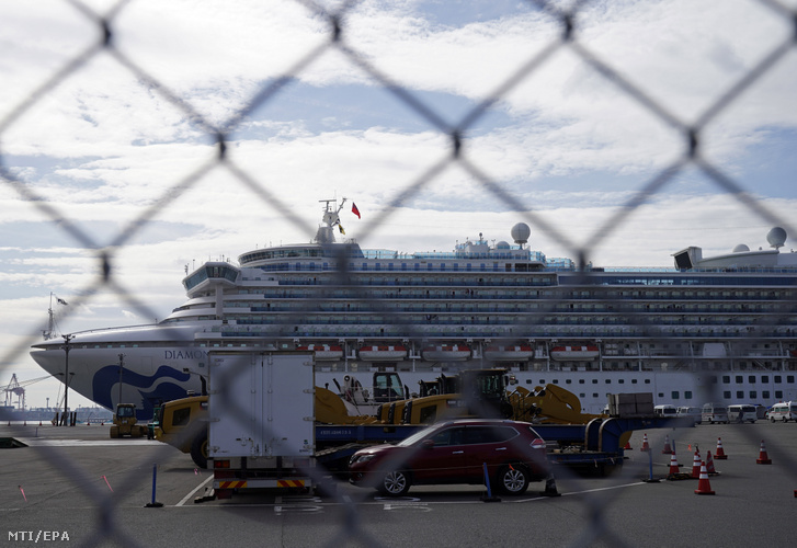 A jokohamai kikötőben karantén alá vont Diamond Princess amerikai óceánjáró