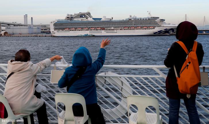 Diamond Princess hajó karanténban jokohamai kikötőben 2020. február 12-én