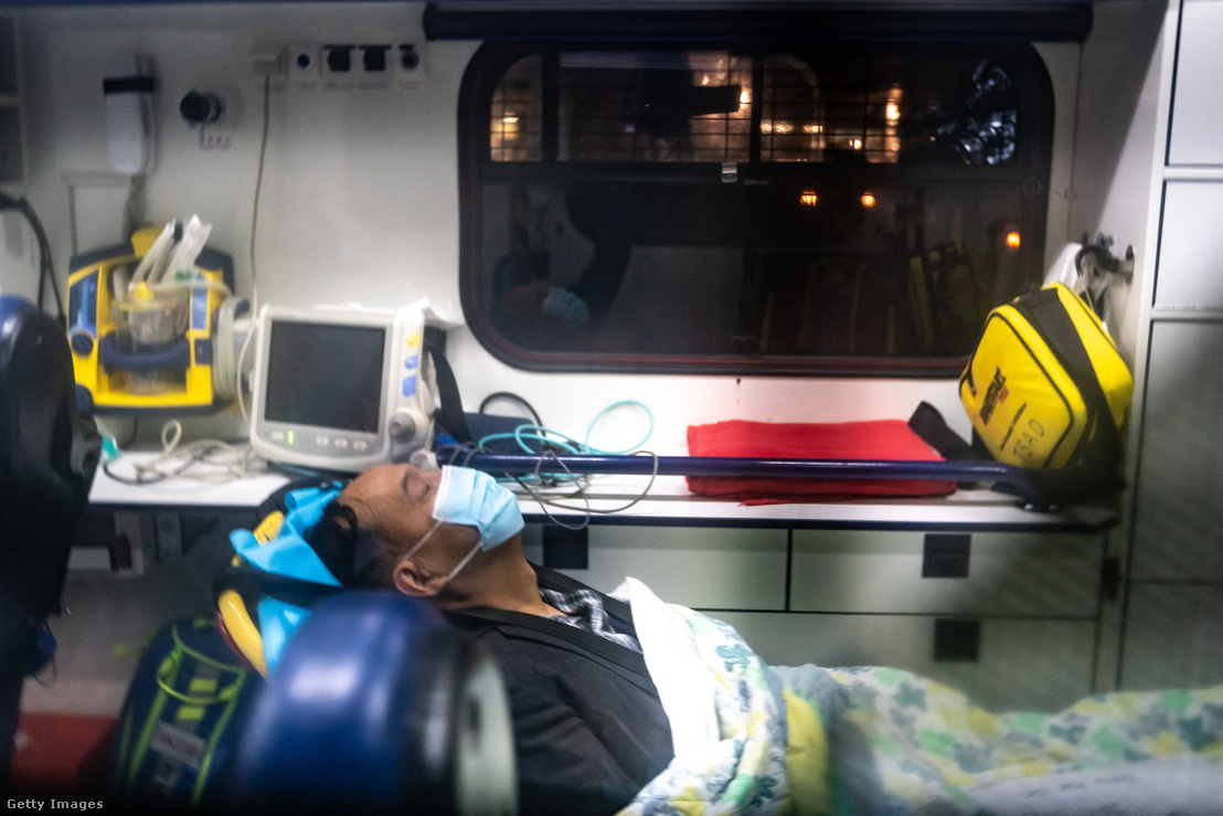 Koronavírus-gyanús beteget szállít el a mentő Hongkongban