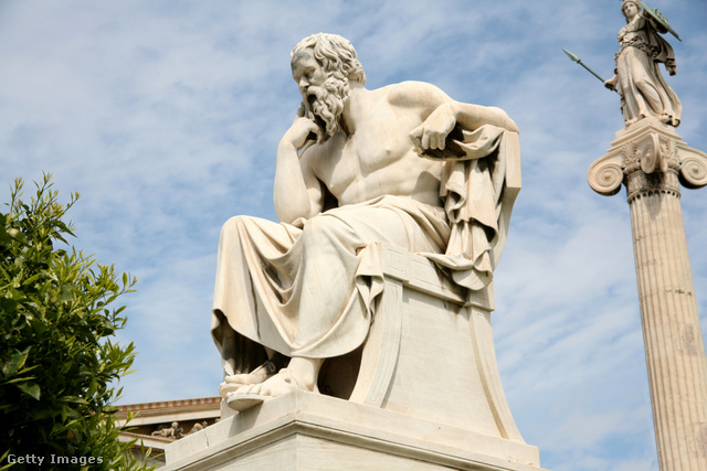 Szókratész szobra az athéni Tudományos Akadémia előtt