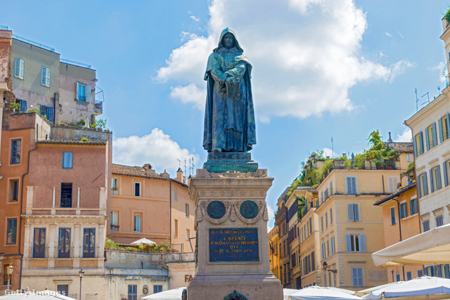 Giordano Bruno szobra a híres római piac, a Campo de’ Fiori közepén áll
