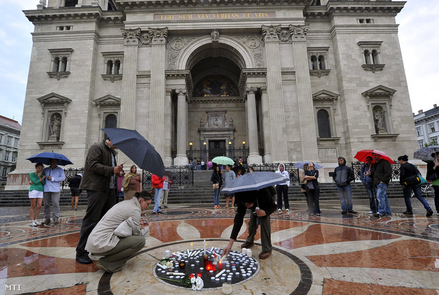 Szombaton gyertyagyújtással emlékeztek civil és jogvédő szervezetek aktivistái a pécsi rendőrségi pszichológusra, Bándy Katára a budapesti Szent István-bazilika előtt lévő téren.