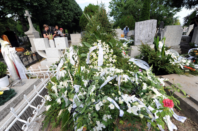Koszorúk Bándy Kata sírján a szekszárdi alsóvárosi temetőben