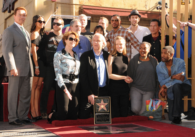 Schwarzenegger (bal szélen) és Worthington (b3) James Cameronnal 2009-ben, mikor a rendező csillagot kapott a hírességek sétányán Hollywoodban.