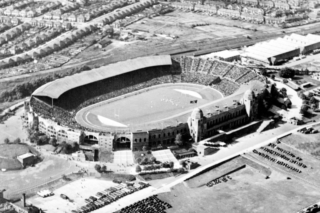 1948-ban  a Wembley stadion egy külön futópályával egészült ki