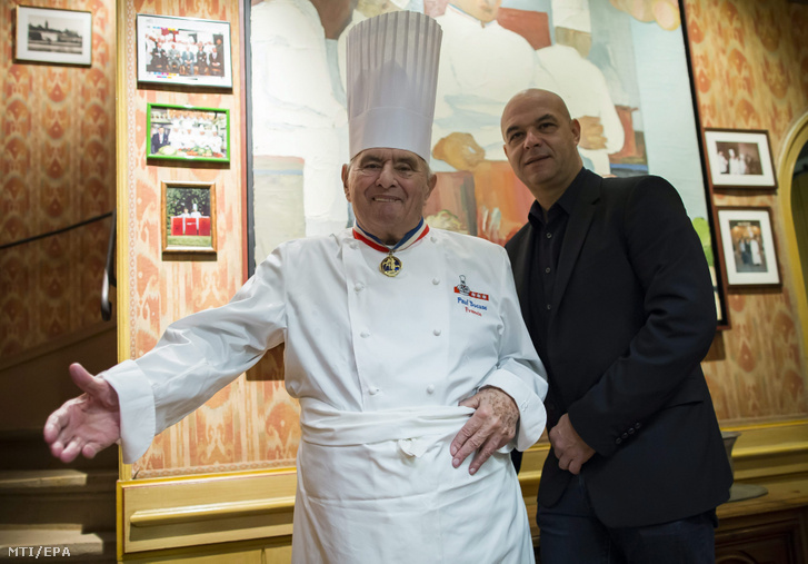 Paul Bocuse francia mesterszakács, a francia konyhaművészet megújítója a fia, Jerome társaságában három Michelin-csillagos lyoni éttermében, a L'Auberge du Pont de Collonges-ban 2016. február 10-én, a 90. születésnapjának előestéjén.