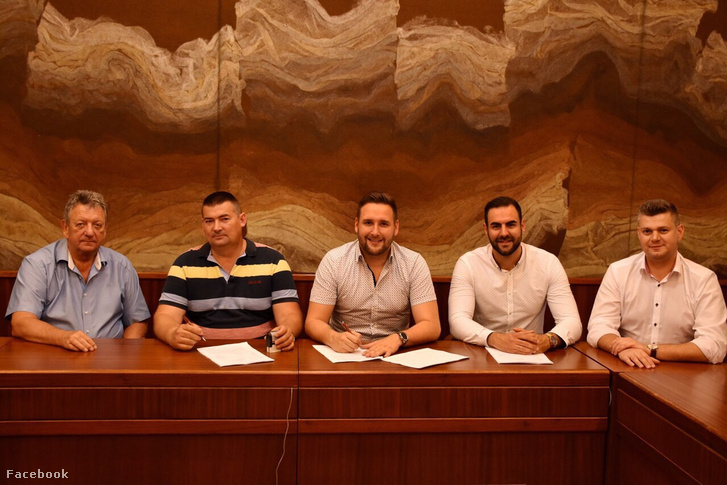 Sohajda Márk klubelnök (középen) szerződést köt a klubház kivitelezőjével, a EU-ÉPÍTŐ Kft.-vel. A kép bal szélén Czira Szabolcs polgármester látható.