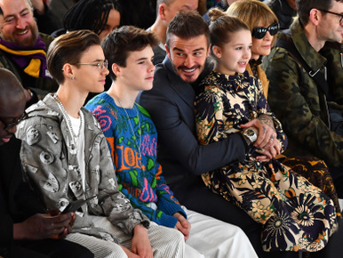 Egy híján a teljes Beckham-család beült az anyuka divatbemutatójára Anna Wintour mellé