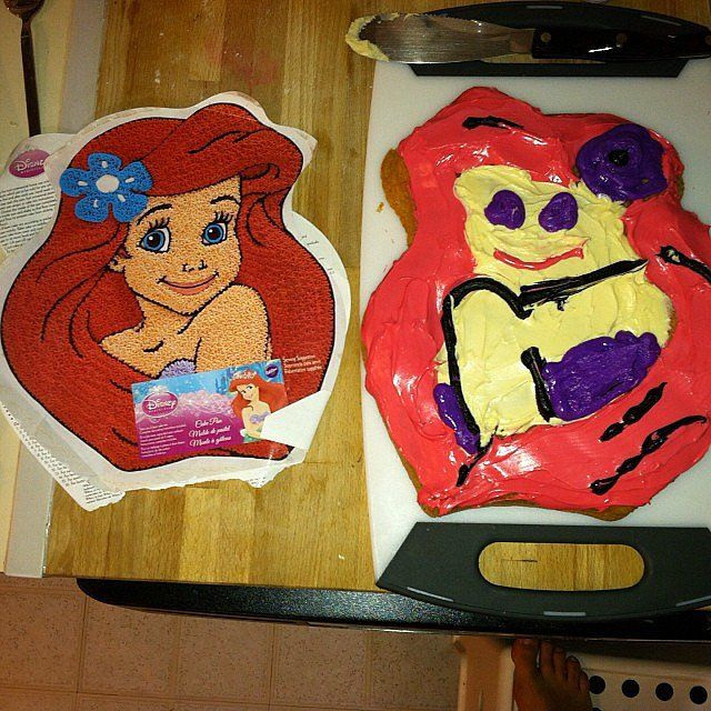 Nem egészen sikerült azt az eredményt reprodukálni, ami a képen van, szegény Ariel kicsit rosszul néz ki ezen a tortán.