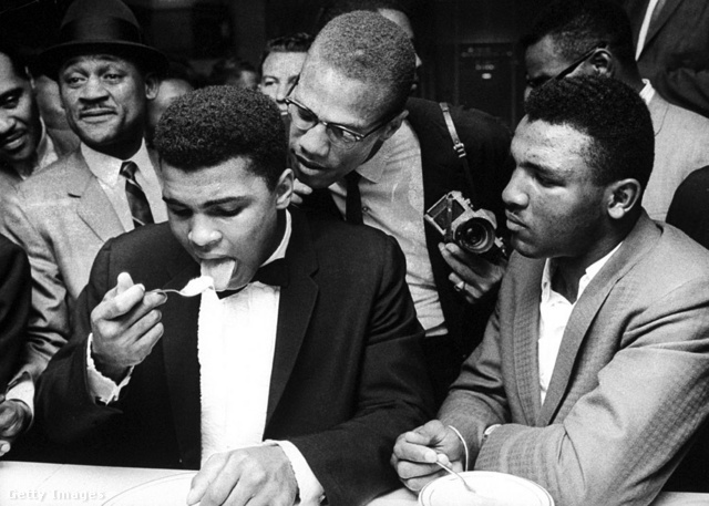 Malcolm X Muhammad Alinak gratulál, fényképezőgéppel a kezében
