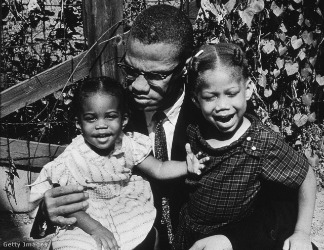 Malcolm X két kislánya társaságában 1962-ben