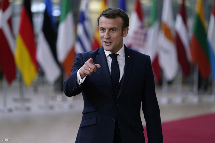 Emmanuel Macron érkezik a csúcstalálkozóra