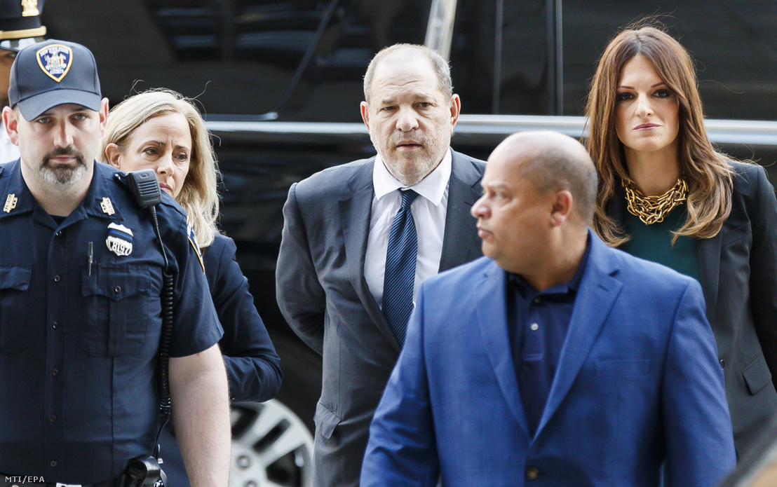 Harvey Weinstein (k) ügyvédje, Donna Rotunno (j) társaságában bírósági meghallgatásra érkezik New Yorkban 2019. július 11-én