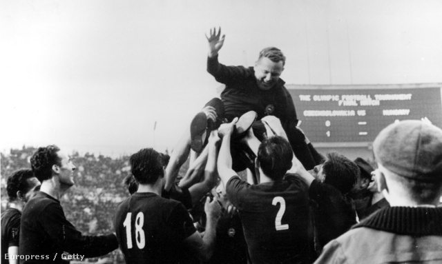 1964. Tokió. A magyar futball válogatott tagjai Lakat Károly szövetségi kapitányt röptetik, miután a döntőben 2-1-re legyőzték Csehszlovákiát.
