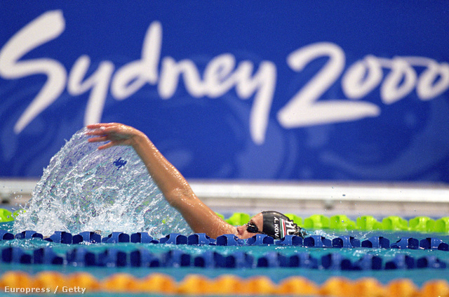 2000. Sydney. Kovács Ágnes edzés közben. Az úszónő 200 méter mellen lett olimpiai bajnok.