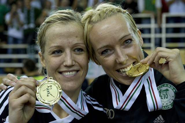 Heidi Löke és Katrine Lunde Haraldsen itt még a bajnoki címnek örül