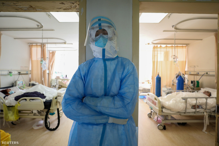 Egészségügyi dolgozó tart szünetet védőfelszerelésben a vuhani Vörös Kereszt kórházban 2020. február 16-án