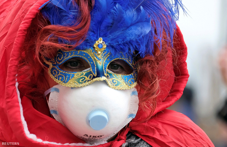 Dupla maszkos velencei karneválozó 2020. február 23-án