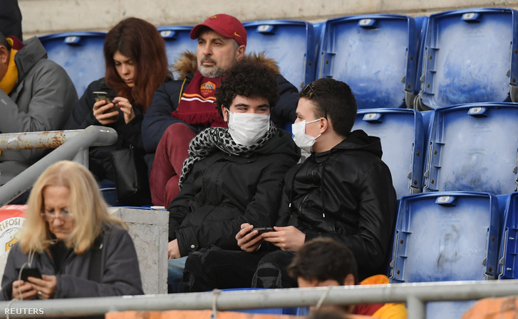 Maszkot viselő szurkolók az AS Roma - Lecce mérkőzésen Rómában 2020. február 23-án
