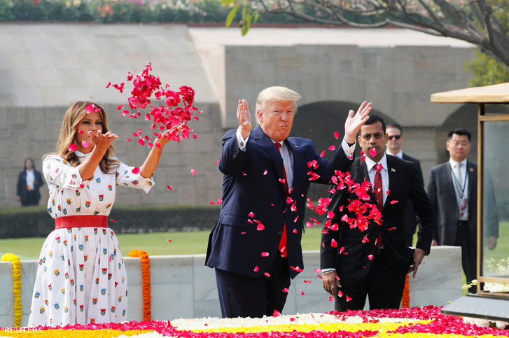 Ez nem Sanders győzelme miatti örömünnep, hanem Donald Trump és felesége Melania virágszirmokat dob Mahatma Gandhi emlékműjénél Új-Delhiben 2020. február 25-én