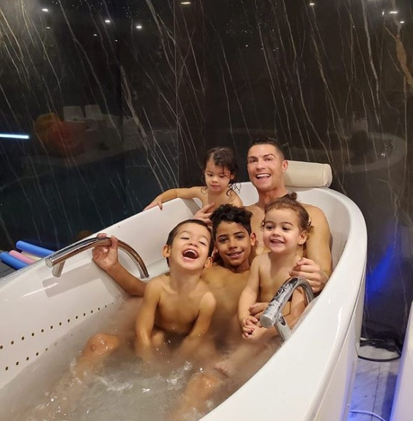 Cristiano Ronaldo a fürdőkádban pancsolt a gyerekeivel. Nagy népszerűségnek örvendett ez a fotója közösségi oldalán.