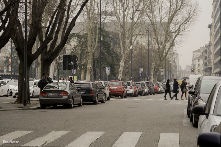 A megszokottnál kevésbé forgalmas utca Milánóban
