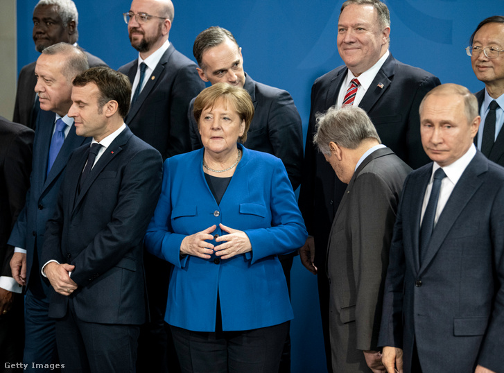 Emmanuel Macron és Angela Merkel mellett jobbra Vlagyimir Putyin Líbia polgárháborús helyzetéről szóló konferencián 2020 január 19-én.
