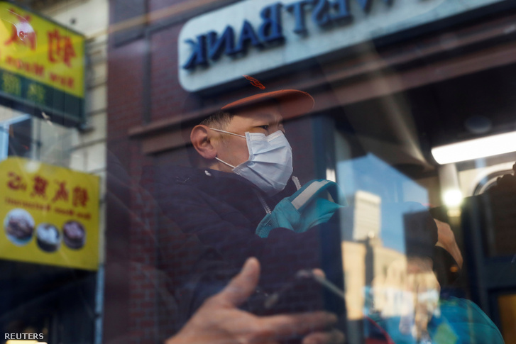 Férfi maszkot visel San Francisco kínai negyedében 2020. február 25-én