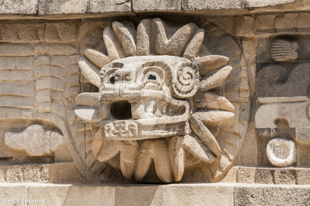 Ketzalkóatl ábrázolása az aztékok egykori szent városában – Teotihuacan, Mexikó