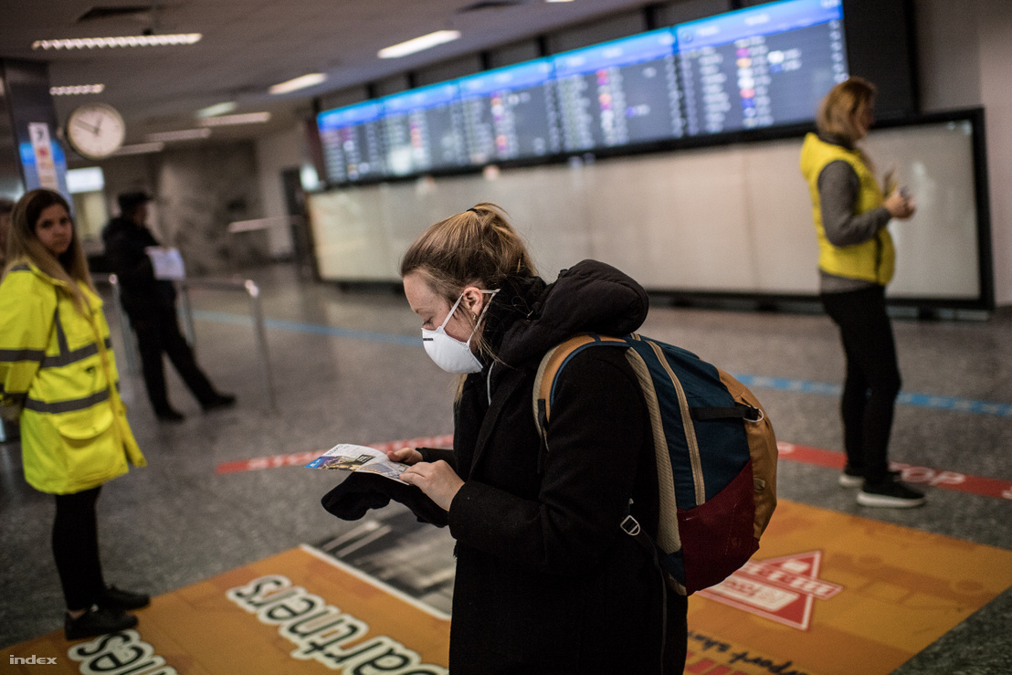 Maszkot viselő nő a Liszt Ferenc repülőtéren 2020. február 24-én