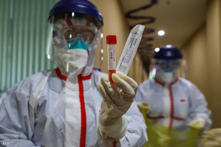 Koronavírus tesztcső egy pácienstől levett mintával Vuhanban 2020. február 4-én