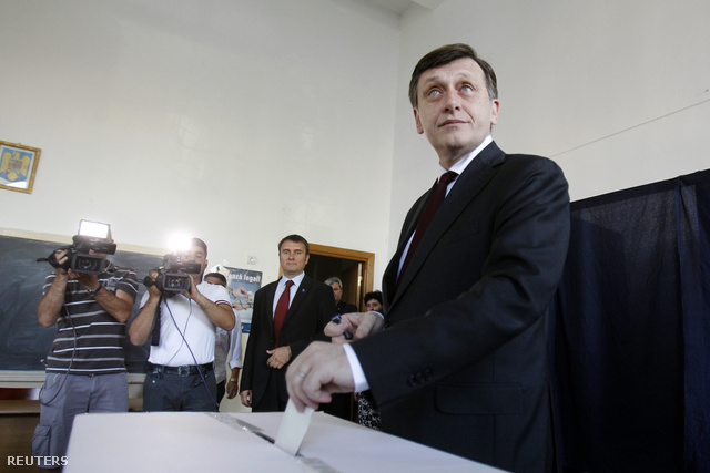 Crin Antonescu voksol a Traian Basescu román elnök visszahívásáról rendezett romániai népszavazáson