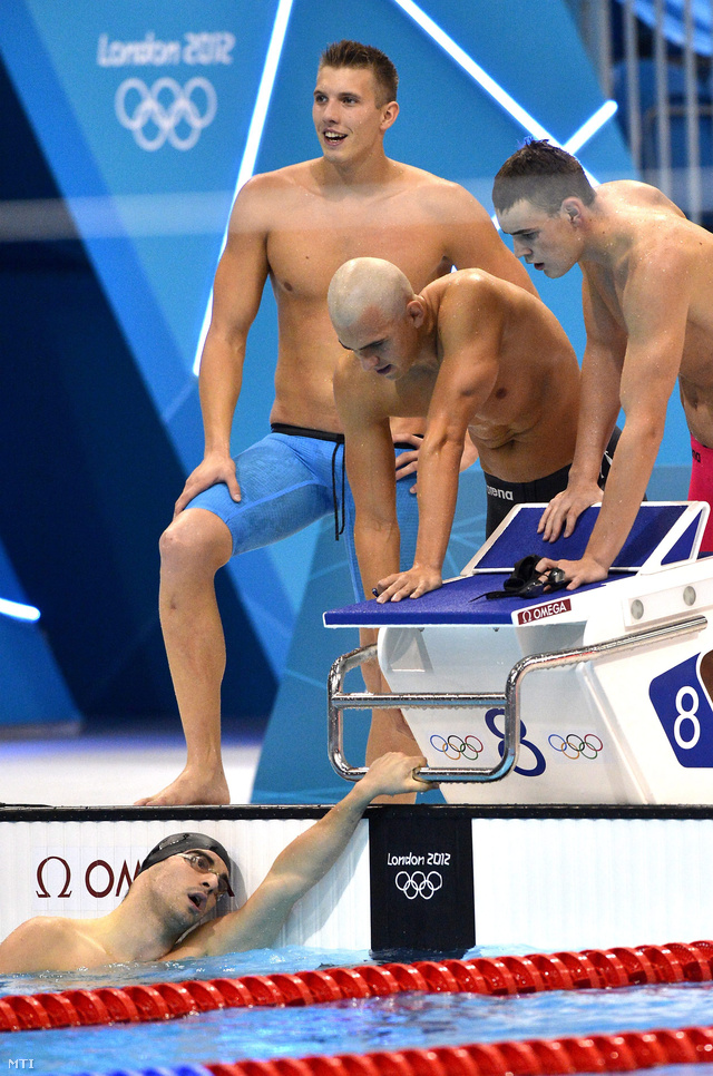 Kozma Dominik Cseh László Bernek Péter (b-j) a medence szélén és Kis Gergő a vízben a magyar váltó tagjai a 2012-es londoni nyári olimpia férfi 4x200 méteres gyorsváltó versenyszámának döntője után az Olimpiai Park területén lévő Vizesközpontban 2012. július 31-én. A magyar csapat a nyolcadik helyen végzett.