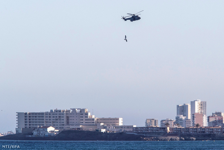 Katonai helikopterrel keresik a spanyol légierő egyik CASA C-101 kiképző repülőgépét amely a Földközi-tengerbe zuhant a Murcia déli tartománybeli La Manga del Mar Menor partjainál 2020. február 27-én.
