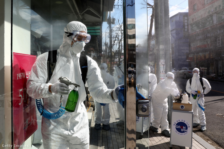 Szakemberek fertőtlenítést végeznek a koronavírus ellen Szöulban 2020. február 27-én