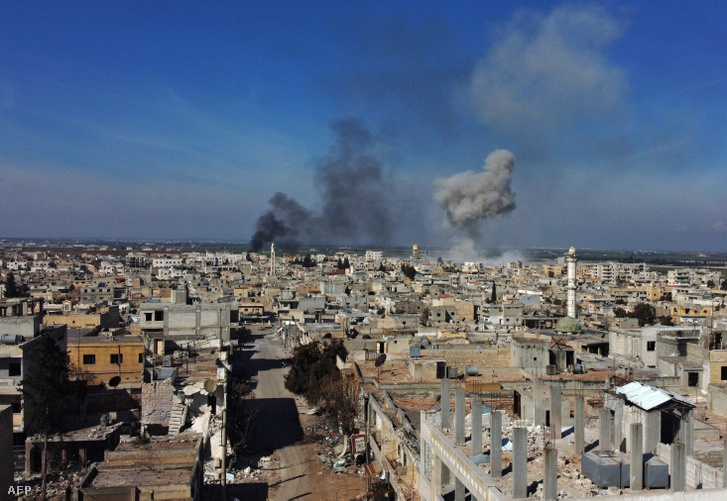 A szíria rezsim bombázását követően füst száll fel a Szíria Ildib tartományában lévő Saraqib város épületeiből 2020. feburár 27-én.