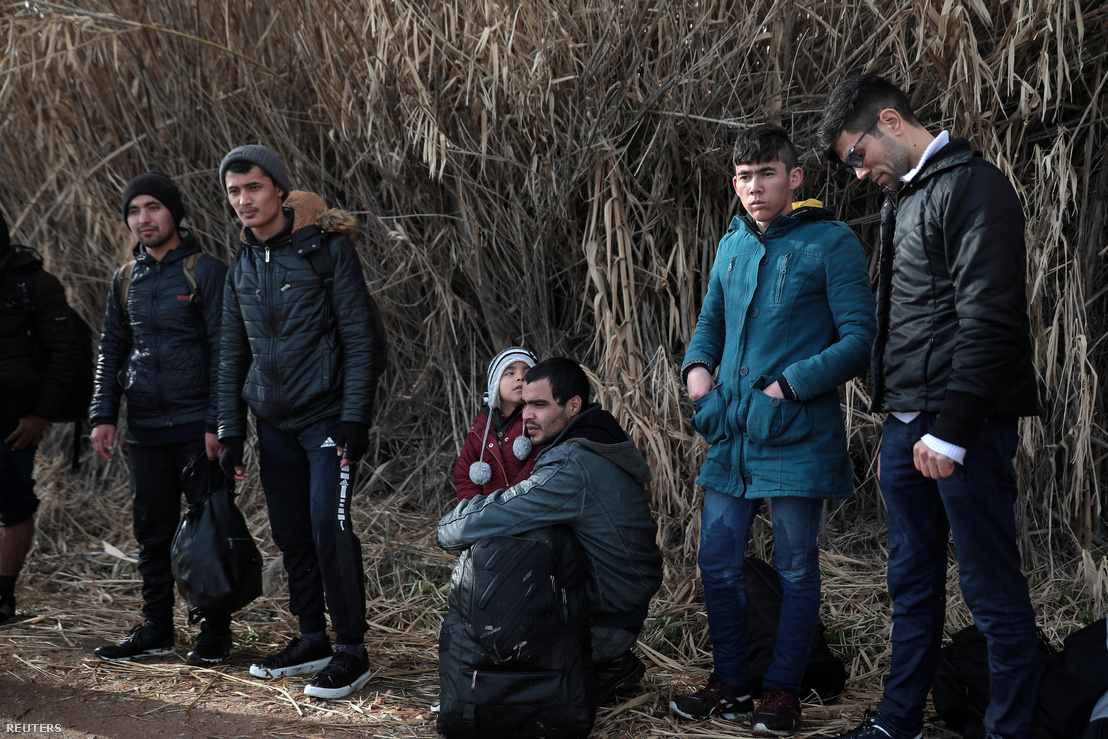 Afgán menekültek Lesbos szigetének tengerpartján, Skala Sikamias közelében 2020. február 27-én.