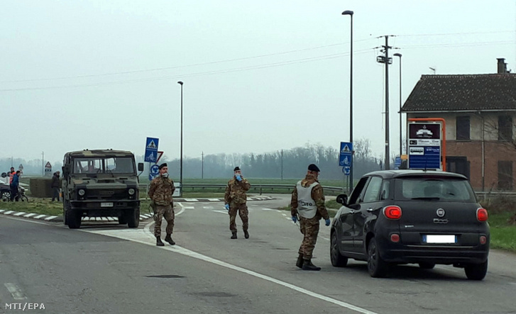 Katonák az észak-olaszországi Lodiban felállított ellenőrzőpontnál 2020. február 25-én