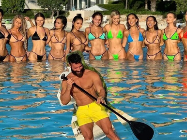 Milliárdos playboyok, akiket luxus-termékek és fürdőruhás modellek vesznek körül