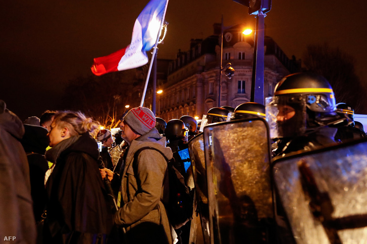 A CGT szakszervezet tüntetői és rohamrendőrök szombat este Párizsban, miután a kormány bejelentette az alkotmány 49.3-as cikkelyére hivatkozva parlamenti szavazás nélkül vezeti be a nyugdíjreformot