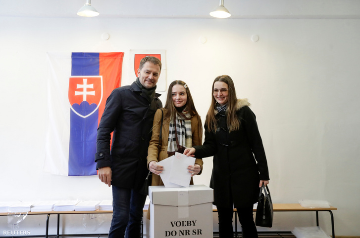 Igor Matovič (balra) és felesége Pavlina, illetve lányuk leadják szavazatukat Trnavában szombaton