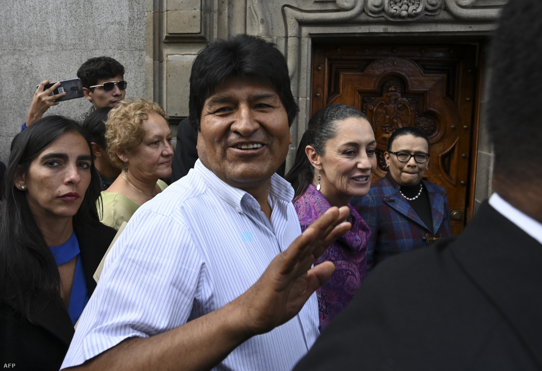 Evo Morales integet Mexikó városában, már mint politikai menekült, tőle jobbra Claudia Sheinbaum polgármester 2019. november 13-án