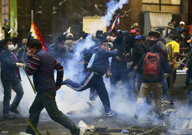 Lemondott Evo Morales exelnököt támogató tüntetők csaptak össze a rohamrendőrökkel La Pazban 2019. november 15-én